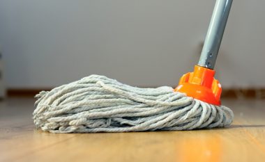 Janë plot me BAKTERE: 10 artikuj në shtëpi që i përdorni çdo ditë dhe nuk ju kujtohet kurrë t’i pastroni