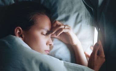 Dërgoni mesazhe përgjumësh? Ekspertët zbulojnë pse ky zakon është i dëmshëm për trurin