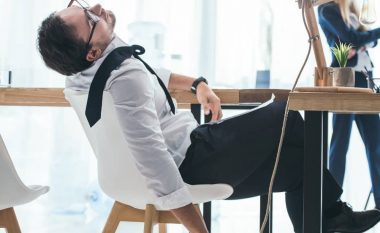 Rreziqet kur flini teksa jeni ulur: A mund të jenë fatale?