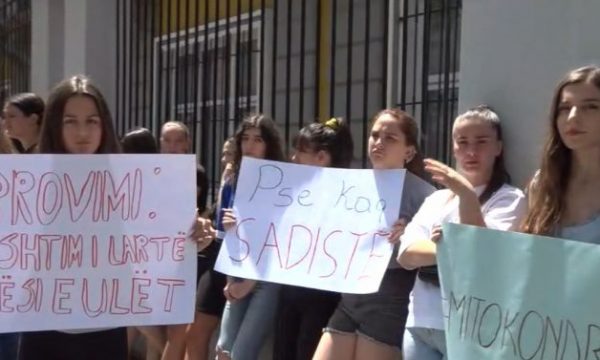 “Pyetje jashtë programit”, maturantët protestë para ministrisë së Arsimit: Të përsëritet testi me zgjedhje