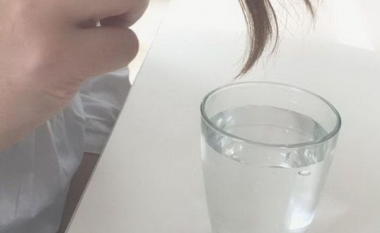 Ju duhet vetë një gotë ujë, testi në shtëpi që zbulon për 15 minuta nëse keni myk në trupin tuaj