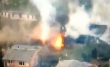 “Artileria e rëndë” e Perëndimit, momenti kur ukrainasit shkatërrojnë tankun rus me M777 anglez (VIDEO)