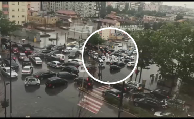 Kaos në Tiranë, pas shiut bllokohet trafiku (VIDEO)