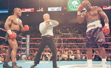 25 vite nga ndeshja e famshme Tyson-Holyfield, zbulohet se ku shkoi copa e veshit që Tyson kafshoi