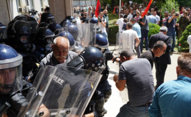 Veteranët protestojnë sërish para Kuvendit, policia blindon rrugët e Prishtinës