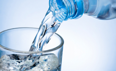 “Ilaçi” i ditëve të nxehta, çfarë duhet të pish kur je dehidratuar?