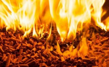 Zjarr i madh në fabrikën e peletit në Maliq, tymi “pushton” qiellin