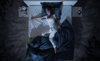 Keni netë që s’flini nga vapa? 5 këshilla për ta bërë gjumin rehat këto ditë të nxehta