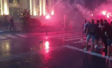 Kaos në Shkup, protestuesit vazhdojnë tubimin, lëndohet disa policë