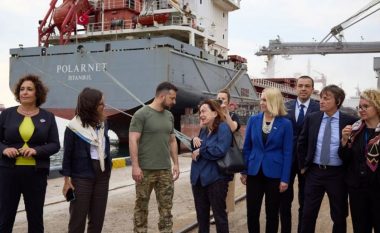 Presidenti Zelensky viziton portin e Odesës, inspekton anijet e grurit