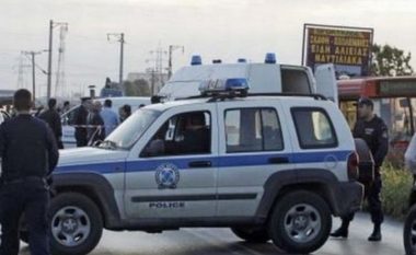 EMRAT/ Dyshohen për vrasjen e Artan Çukut, policia greke “shtanget” me atë çfarë gjen në shtëpitë e shqiptarëve (FOTO LAJM)