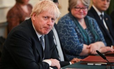 Dhanë dorëheqjen njëri pas tjetrit, Johnson zëvendëson dy ministrat kryesorë të kabinetit