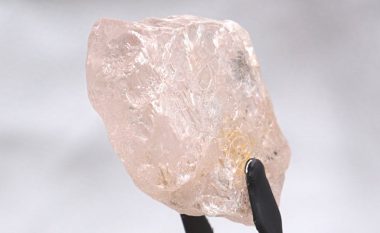 Gjendet diamanti i rrallë rozë, më i madhi i zbuluar 300 vitet e fundit