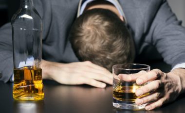Njerëzit që punojnë më shumë se 49 orë në javë pinë më shumë alkool, zbulon studimi
