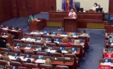 Tension në Kuvendin e Maqedonisë së Veriut, deputetit i kërkohet pasaporta