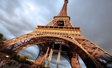 Mediat franceze ngrenë alarmin: Kulla Eifel ka nevojë urgjente për riparim