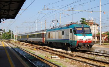 E rëndë në Itali, treni përplas për vdekje 24 vjeçarin shqiptar