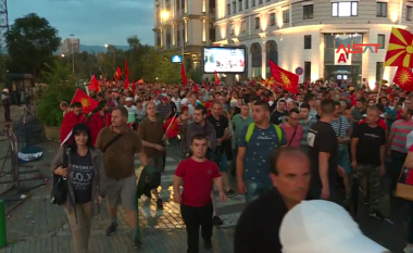 Vazhdojnë protestat kundër propozimit francez, protestuesit gjuajnë me mjete piroteknike