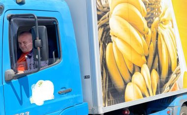 Artan Hoxha i hipën kamionit me banane: Thashë të bëjë nja dy rrugë të shpejta (FOTO LAJM)
