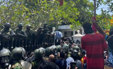 Vijojnë tensionet në Sri Lanka, protestuesit tentojnë të futen në Kryeministri