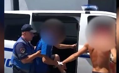 U kapën në flagrancë duke vjedhur në Elbasan, arrestohen dy vëllezërit: Njëri i zhveshur, tjetri duke çaluar (VIDEO)