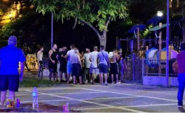 Gurë dhe shishe kokës, shqiptarët rrihen keq me romët në Selanik (VIDEO)