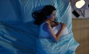 Dy sëmundjet nga të cilat rrezikoheni nëse flini me dritë ndezur në dhomën e gjumit