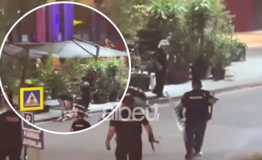Tifozët boshnjakë sulmojnë policinë e Tiranës me sende të forta, një person i shtrirë në tokë (VIDEO)