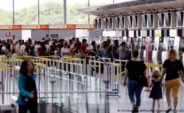 “Wizz Air” shkakton kaos në aeroportin gjerman, udhëtarët me destinacion Tiranën revoltohen, ndërhyn policia pas trazirave