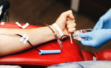 Zëri i Amerikës: Spitalet po mbesin pa gjak, shkak ikja e të rinjve jasht vendit