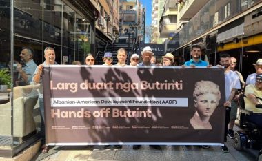 “Butrinti” nxjerr aktivistët në protestë para Kuvendit, policia nuk i lejon të hapin pankartat (VIDEO)