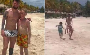 Kur idhullin e ke pas krahëve, pushimet që 11-vjeçari nuk do t’i harrojë kurrë, Messi i bashkohet teksa ai po luante me top në plazh (VIDEO)