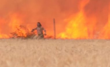 Momenti i frikshëm: Burri hero vrapon me rrobat në flakë pasi rrethohet nga zjarri (VIDEO)
