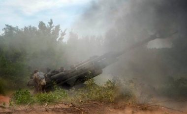 Ushtarët ukrainas përdorin artileri amerikane me rreze të gjatë “Howitzer”