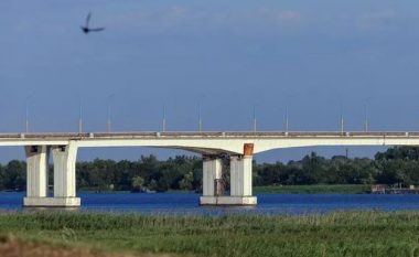 Vijon kundërsulmi, Ukraina breshëri raketash në urën kryesore ruse në Kherson