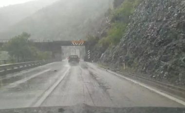 Rrebeshet e shiut shkaktojnë rënie të gurëve në Elbasan, vështirësohet qarkullimi në disa akse rrugore