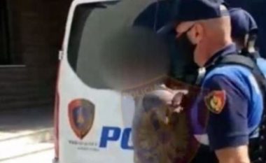 U kapën duke u puthur në makinën e patrullës, “e pësojnë” dy punonjësit e policisë në Vlorë