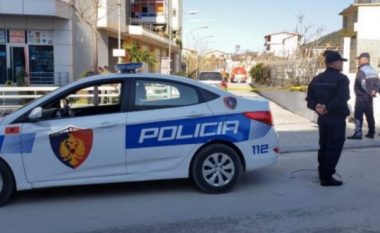 Arrestohet një 63-vjeçar në Elbasan, në banesë iu gjetën kokainë, kanabis, thika e fishekë