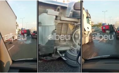 Aksident në Kavajë-Rrogozhinë, kamioni merr përpara një furgon (VIDEO)