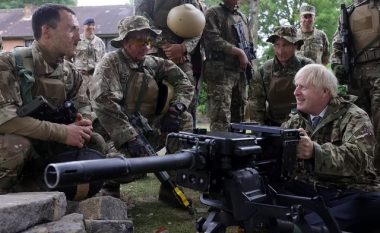 I veshur si ushtar, Boris Johnson zhvillon stërvitje me trupat ukrainase (VIDEO)