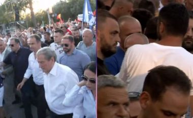 LIVE/ Berisha del nga selia, niset drejt Kryeministrisë bashkë me protestuesit
