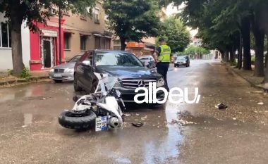 Aksident i rëndë në Korçë, makina përplas motorin, përfundon në spital drejtuesi i motomjetit (VIDEO)