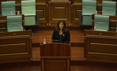 Deputetja shqiptare “thyen rregullat”, ja merr këngës LIVE në emision dhe bëhet virale (VIDEO)