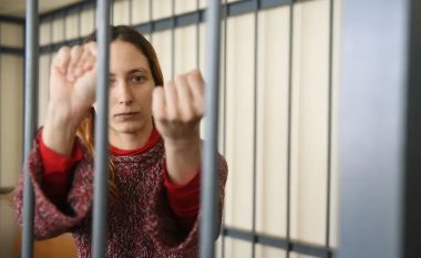 Prej 3 muajsh e burgosur, artistja ruse thotë se po vuan ndëshkimin më të ashpër të mundshëm: Shteti im është i etur për gjak