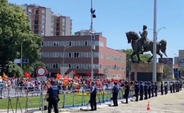 Vezë dhe letra higjienike në drejtim të Kuvendit, shpërthejnë revoltat në Maqedoni pas votimit të propozimit francez (VIDEO)