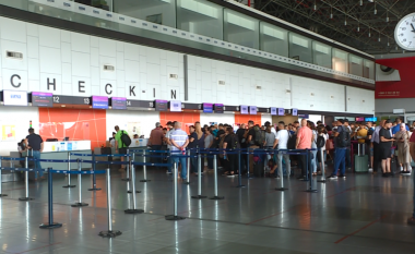 Aeroporti i Shkupit “vërshohet” nga udhëtarët