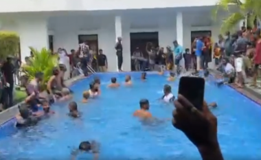 Kërkojnë dorëheqjen për shkak të krizës/ Protestuesit sulmojnë rezidencën e Presidentit të Sri Lanka dhe pastaj lahen në pishinën e tij (VIDEO)
