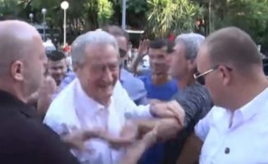 Berisha mbërrin në selinë e PD, momenti kur protestuesi e puth në faqe (VIDEO)