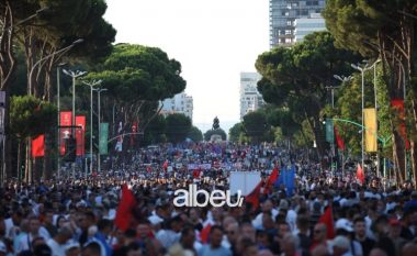 Pjesëmarrje masive, pamje nga protesta e Berishës kundër qeverisë (VIDEO)