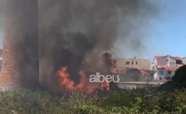 Zjarri “përpin” ish-fabrikën e qelqit në Kavajë, rrezikohen disa banesa